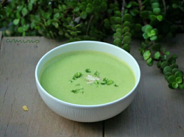 Broccoli Almond Cheese Soup / Guest Post By Vishal Amin